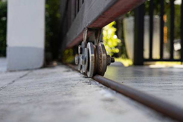 Close the iron gate wheel of the iron gate fence. Close the iron gate wheel of the iron gate fence.